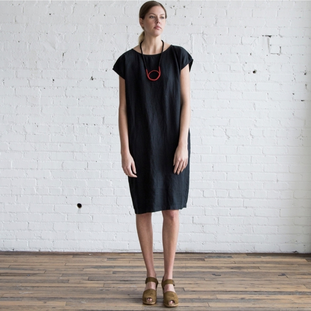 Black Crane Small Linen Back Slit Dress (black/gray)